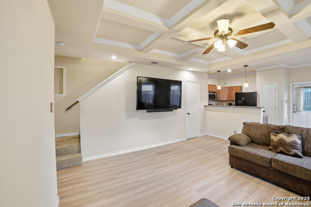 Listing photo id 3 for 6311 Aspen Hill