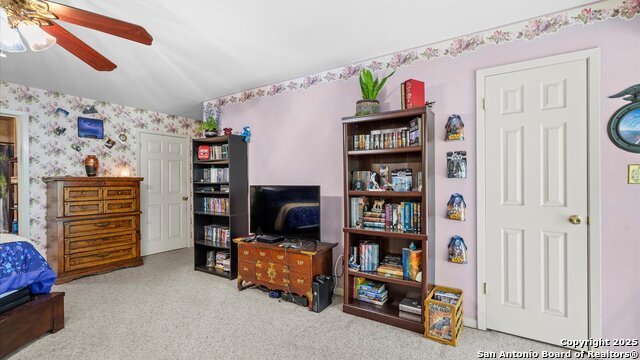 Listing photo id 8 for 949 Burges  