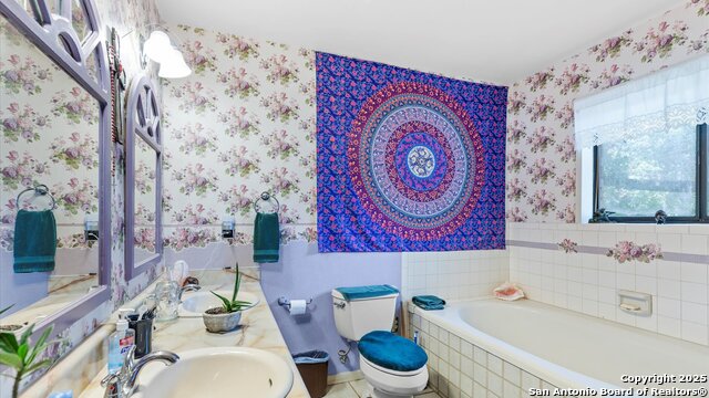 Listing photo id 9 for 949 Burges  