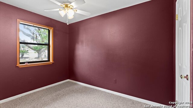 Listing photo id 13 for 949 Burges  