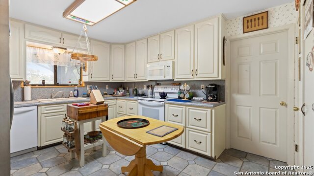 Listing photo id 15 for 949 Burges  