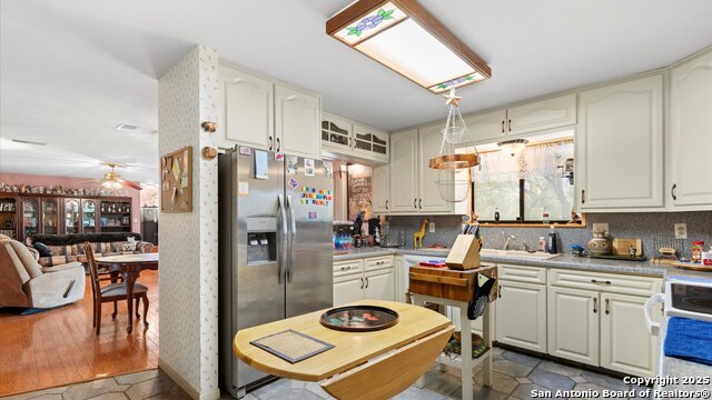 Listing photo id 16 for 949 Burges  