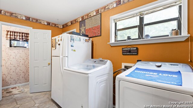 Listing photo id 17 for 949 Burges  