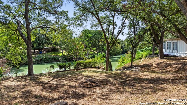 Listing photo id 0 for 949 Burges  