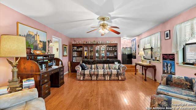 Listing photo id 18 for 949 Burges  