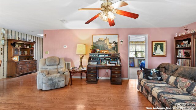 Listing photo id 19 for 949 Burges  