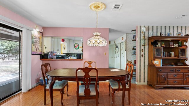 Listing photo id 21 for 949 Burges  