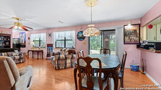 Listing photo id 23 for 949 Burges  