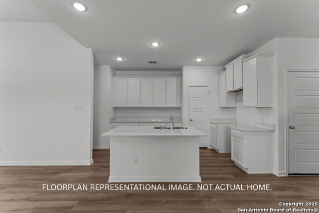 Listing photo id 13 for 8424 Roadrunner Passage