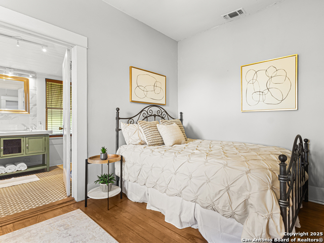 Listing photo id 12 for 545 Wickes  