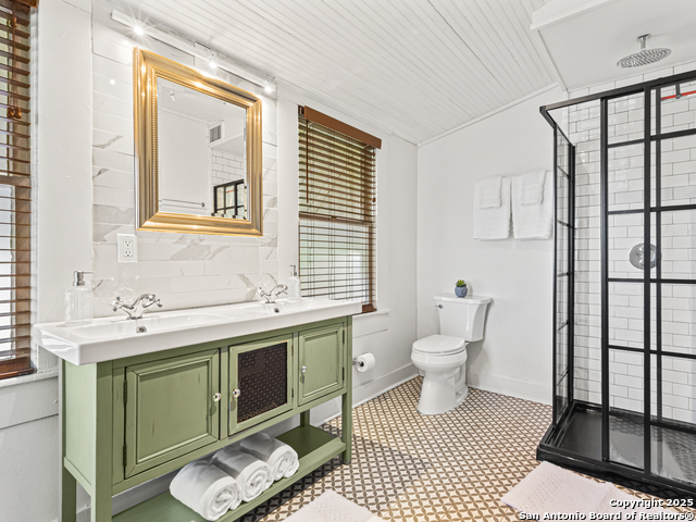 Listing photo id 13 for 545 Wickes  