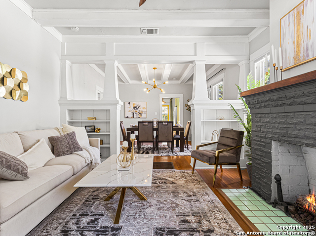 Listing photo id 3 for 545 Wickes  