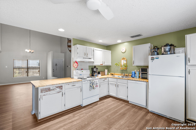 Image 10 of 21 For 10422 Country Bluff