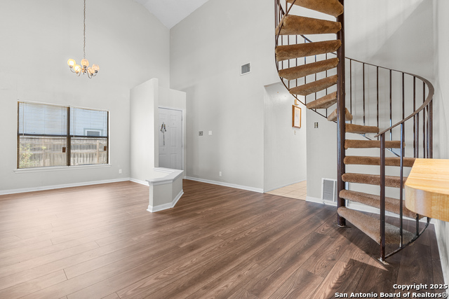 Image 4 of 21 For 10422 Country Bluff