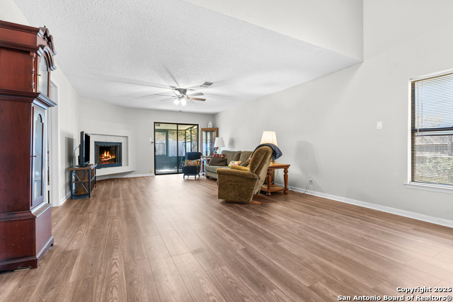 Image 5 of 21 For 10422 Country Bluff