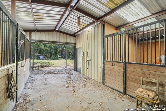 Listing photo id 29 for 1290 Hidden Oaks