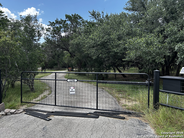 Listing photo id 3 for 1290 Hidden Oaks