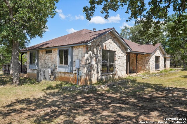 Listing photo id 5 for 1290 Hidden Oaks
