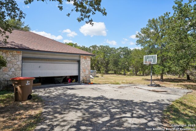Listing photo id 6 for 1290 Hidden Oaks