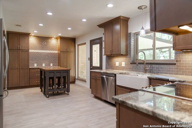 Listing photo id 12 for 2034 Encino Vista