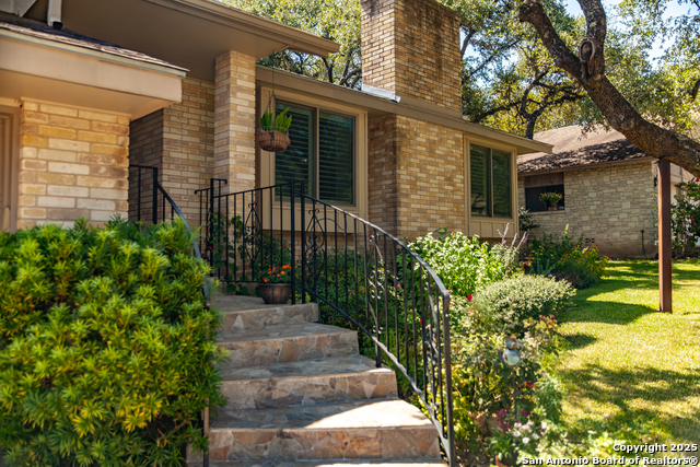Listing photo id 3 for 2034 Encino Vista