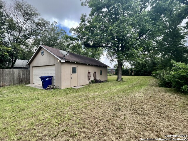 Image 31 of 35 For 124 Gifford St