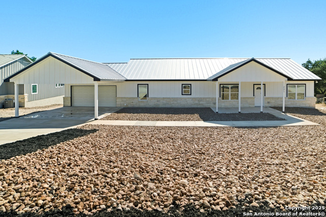 Details for 221 Deer Oaks Dr, Lakehills, TX 78063