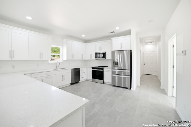 Image 11 of 37 For 221 Deer Oaks Dr