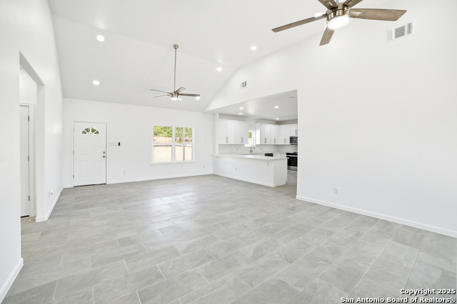 Image 14 of 37 For 221 Deer Oaks Dr