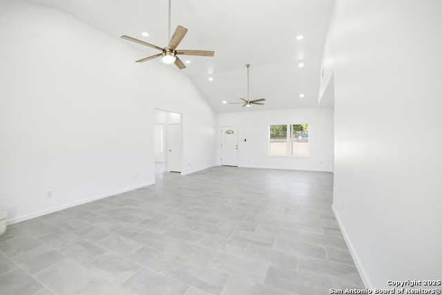 Image 15 of 37 For 221 Deer Oaks Dr