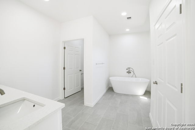 Image 18 of 37 For 221 Deer Oaks Dr