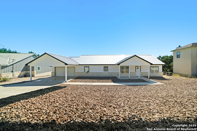 Image 2 of 37 For 221 Deer Oaks Dr