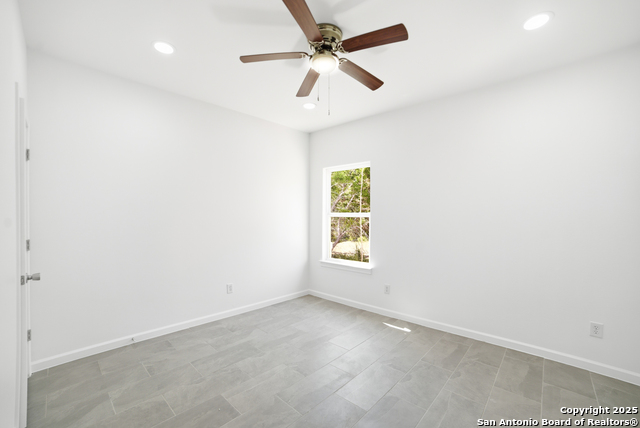 Image 22 of 37 For 221 Deer Oaks Dr