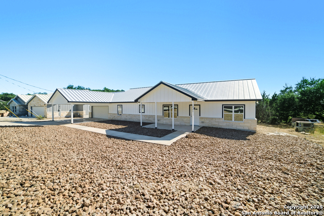 Image 3 of 37 For 221 Deer Oaks Dr