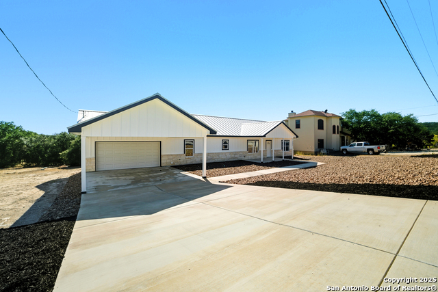 Image 4 of 37 For 221 Deer Oaks Dr