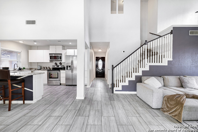 Image 4 of 36 For 13319 Stairock