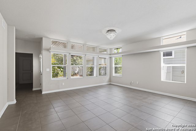 Listing photo id 13 for 327 Rachel St