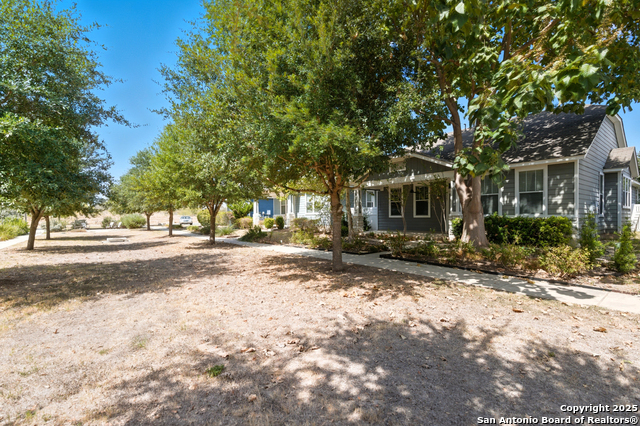 Listing photo id 4 for 327 Rachel St