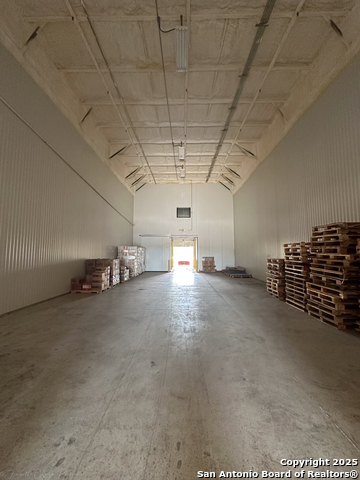 Listing photo id 9 for 9342 Loop 410  B7