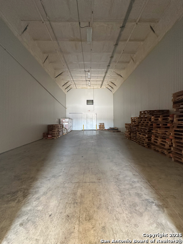 Listing photo id 10 for 9342 Loop 410  B7