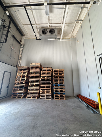 Listing photo id 11 for 9342 Loop 410  B7