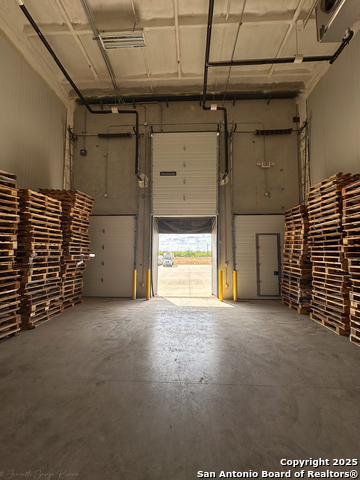 Listing photo id 12 for 9342 Loop 410  B7