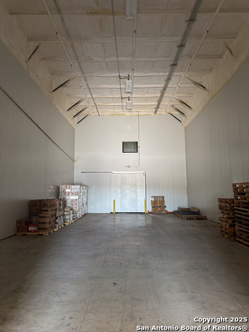 Listing photo id 13 for 9342 Loop 410  B7