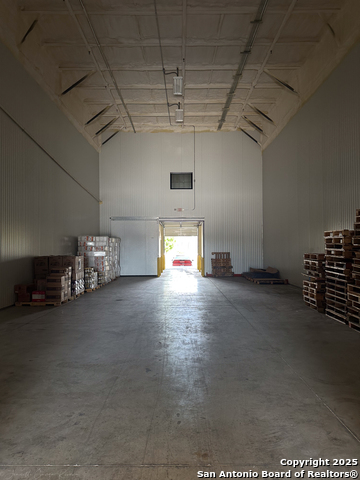 Listing photo id 14 for 9342 Loop 410  B7