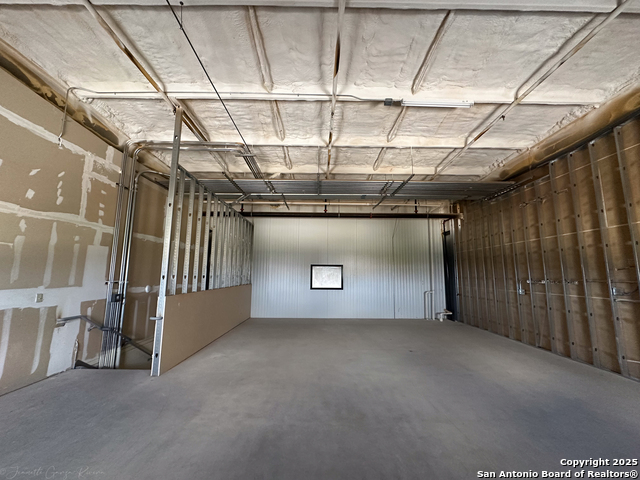 Listing photo id 16 for 9342 Loop 410  B7