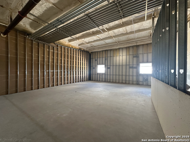 Listing photo id 18 for 9342 Loop 410  B7