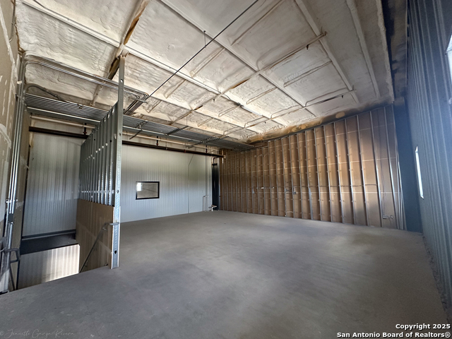 Listing photo id 19 for 9342 Loop 410  B7