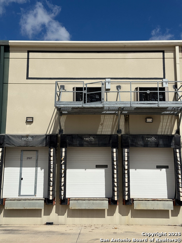 Listing photo id 20 for 9342 Loop 410  B7