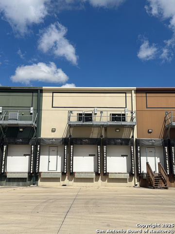 Listing photo id 21 for 9342 Loop 410  B7