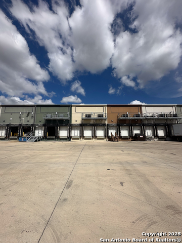 Listing photo id 22 for 9342 Loop 410  B7